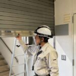 防火シャッターを点検する防火検査員