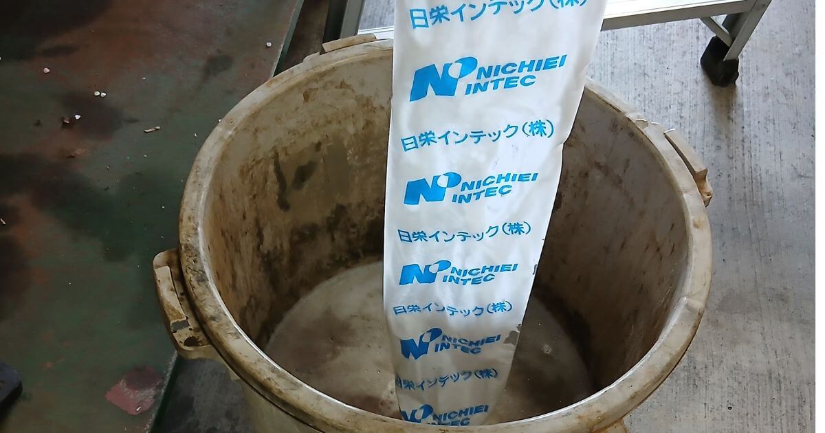 一斉開放弁テストバルブから吐出する泡薬剤を安全に受けるバケツと垂れ下がるビニール筒