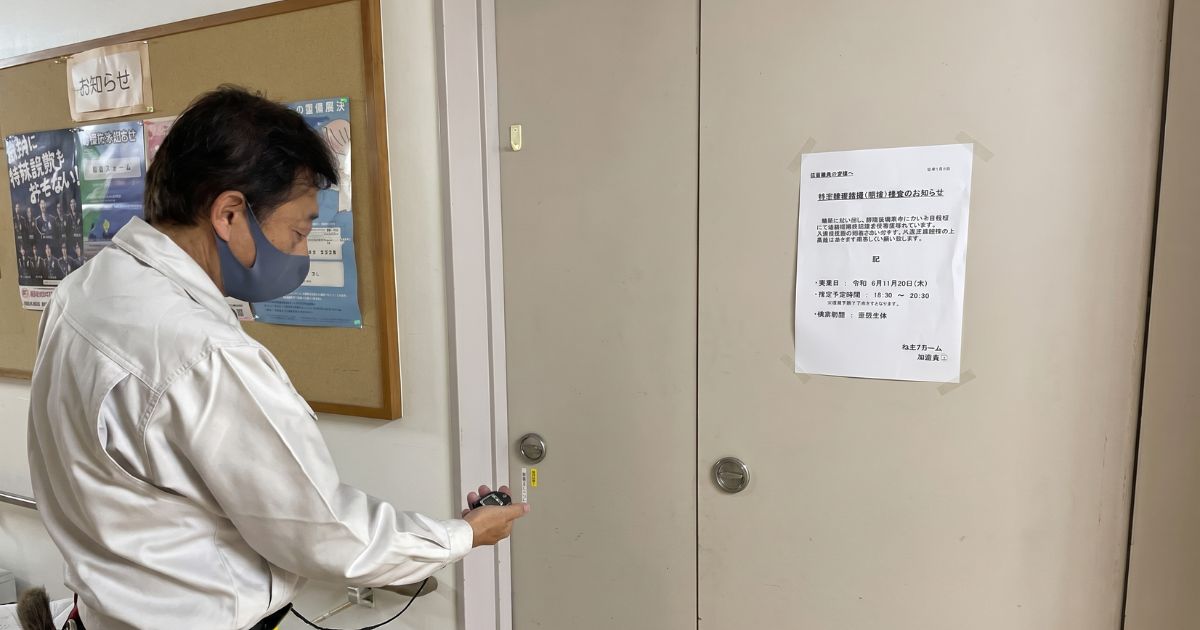 火災報知器と連動して正常に閉鎖するか確認する防火シャッターの点検